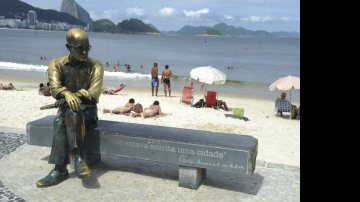 Imagem Estátua do poeta Carlos Drummond de Andrade é alvo de vândalos