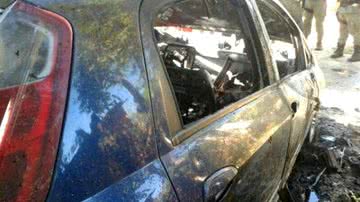 Imagem Mulher ateia fogo no carro do marido após flagrar traição com amante