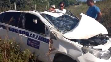 Imagem Flagrante: taxista capota diversas vezes na BA-001. Veja vídeo