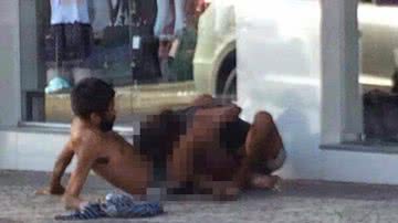 Imagem Casal pratica sexo oral em calçada e imagem ganha repercussão na web