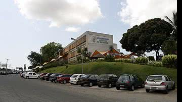 Imagem Ladrões explodem caixa eletrônico na Universidade Católica e roubam funcionários