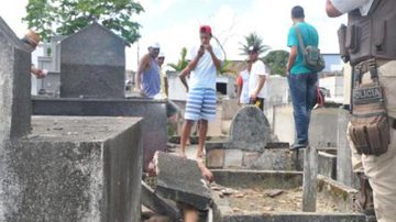 Imagem Jovem assassinado de forma brutal é encontrado dentro de cemitério em Eunápolis