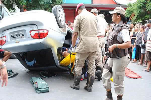 Imagem Guarda Municipal capota carro e foge pelas ruas de cueca