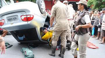 Imagem Guarda Municipal capota carro e foge pelas ruas de cueca