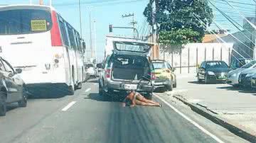 Imagem Vídeo: mulher morre depois de ter corpo arrastado por viatura da PM