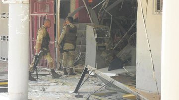 Imagem Bandidos explodem caixas eletrônicos em Jaguarari