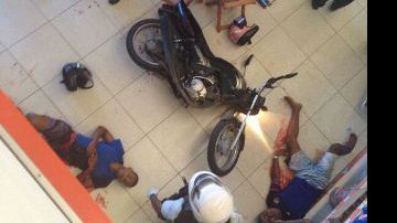 Imagem Ladrões baleados em assalto caem feridos na Comercial Ramos de Lauro de Freitas