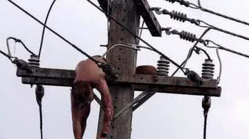 Imagem Imagens fortes: homem alcoolizado sobe em poste e é eletrocutado