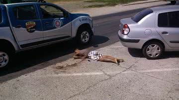 Imagem Durante assalto, mulher atira em um ladrão e mata outro com cinco tiros