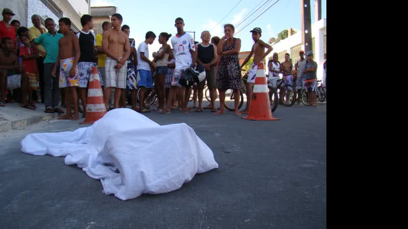 Imagem Vídeo: homem sai para comprar frutas e termina sendo executado