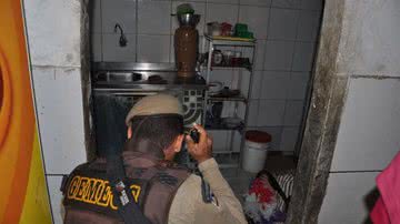 Imagem  Homem tenta fugir do assassino, se esconde em bar e é fuzilado na Bonocô