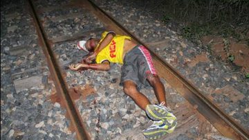 Imagem Serrinha: homem é morto com 14 facadas e jogado na linha do trem