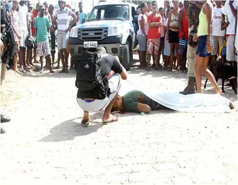Imagem Jovem é perseguido e executado com diveros tiros