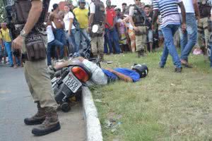 Imagem Morre jovem baleado com dois tiros no rosto ao parar em sinaleira
