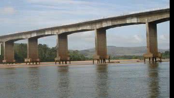 Imagem Itapebi: Mulher é jogada a 35 metros de altura na ponte do rio Jequitinhonha 