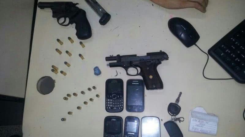 Imagem Homem com tatuagem “Matador de Polícia” é preso com armas junto com comparsas  