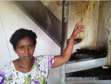 Imagem Casa pega fogo após criança de 2 anos deixar ferro elétrico ligado