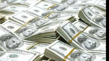 Imagem Um dia depois de fechar acima R$ 2,50, dólar tem maior queda em quase um ano