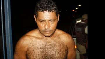 Imagem Homem arremessa faca na mulher, mas atinge a filha