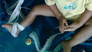 Imagem Mulher indígena deixa filho de três anos amarrado em praça na Bahia e dorme
