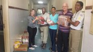 Imagem Comandante da 37ª CIPM comemora aniversário distribuindo alimentos
