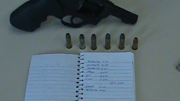Imagem Polícia apreende arma municiada em casa de traficante no Candeal
