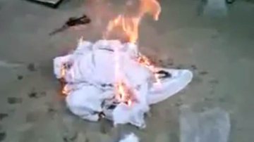 Imagem Discriminado: policial rasga e queima camisa do camarote da PM