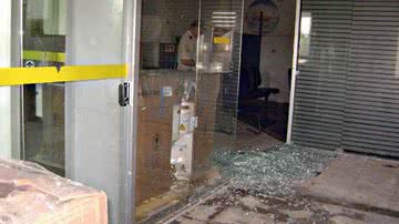 Imagem Assaltantes invadem banco e fazem funcionários reféns