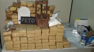 Imagem Polícia apreende 100 kg de maconha prensada em uma casa no bairro do Comércio
