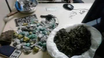Imagem Polícia encontra 5 kg de maconha com homens e adolescentes em Camaçari
