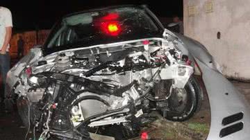 Imagem Mulher morre após bater carro em portão na BR-324