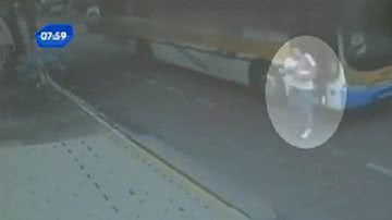 Imagem Vídeo: estudante com deficiência cai de ônibus em movimento 