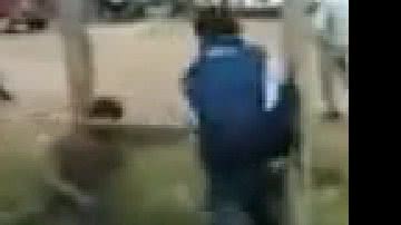 Imagem Assista: olho por olho, dente por dente. Estuprador é linchado até a morte