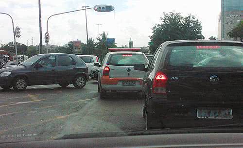 Imagem Viatura da Transalvador é flagrada fechando cruzamento no Iguatemi
