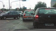 Imagem Viatura da Transalvador é flagrada fechando cruzamento no Iguatemi