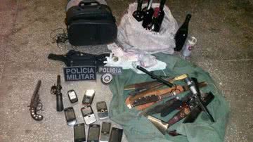 Imagem Dupla que assaltava ônibus é presa com revólver e 14 armas brancas
