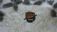 Imagem Cosme de Farias: homem é preso com 125 papelotes de cocaína e trouxas de maconha