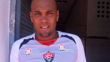 Imagem Oficial: Souza é confirmado como jogador do Vitória