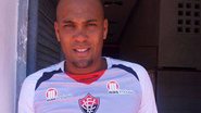 Imagem Oficial: Souza é confirmado como jogador do Vitória