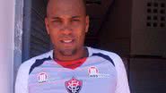 Imagem Oficial: Souza é confirmado como jogador do Vitória
