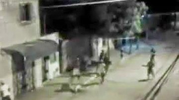 Imagem Vídeo: morador flagra tiroteio intenso entre gangues rivais