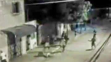 Imagem Vídeo: morador flagra tiroteio intenso entre gangues rivais