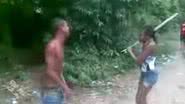 Imagem Vídeo: mulher dá surra de pau e faz chorar homem que roubou DVD