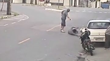 Imagem Assista: circuito de câmera flagra homem sendo alvejado por nove tiros 