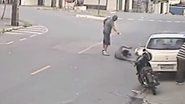 Imagem Assista: circuito de câmera flagra homem sendo alvejado por nove tiros 