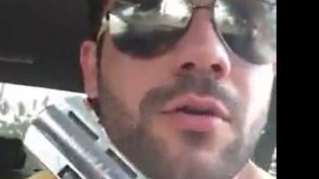 Imagem Vídeo: homem dirige com arma na mão e atira indiscriminadamente nas ruas