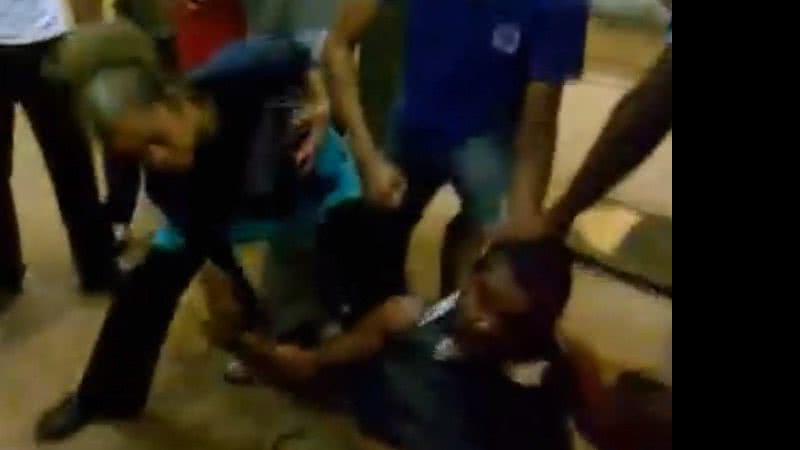 Imagem Vídeo: população espanca homem acusado de roubo em estação de transbordo
