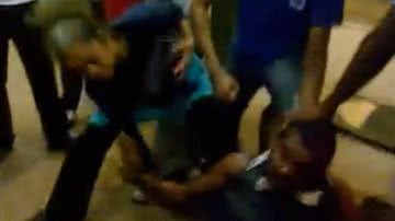 Imagem Vídeo: população espanca homem acusado de roubo em estação de transbordo