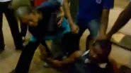 Imagem Vídeo: população espanca homem acusado de roubo em estação de transbordo