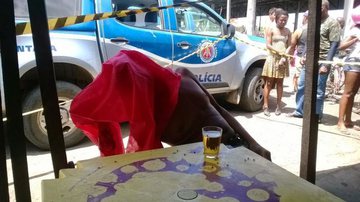 Imagem Vídeo: homem pede cerveja e morre com um tiro no olho